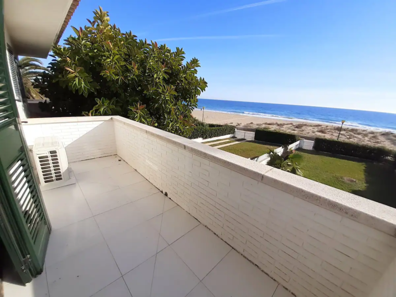 Casa en primera línea de mar, playa de Creixell (Tarragona)